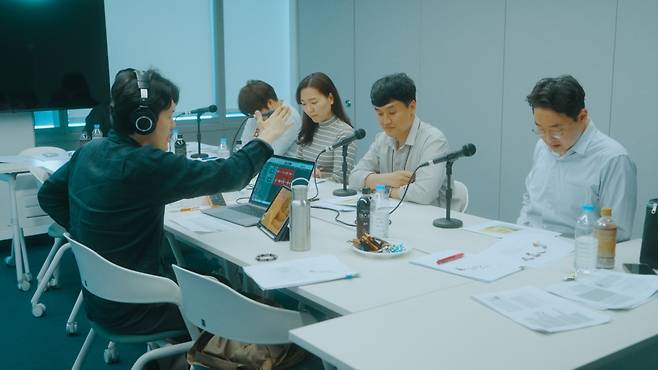 GS리테일 임직원이 ‘목소리 기부’ 봉사활동에 앞서 전문 성우로부터 발성 교육 및 연기 트레이닝을 받고 있다.(사진제공=GS리테일)