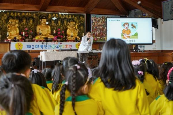 해운대백병원이 4월 10일 옥련유치원을 방문해 '병원, 무섭지 않아요' 프로그램을 진행했다. ⓒ해운대백병원