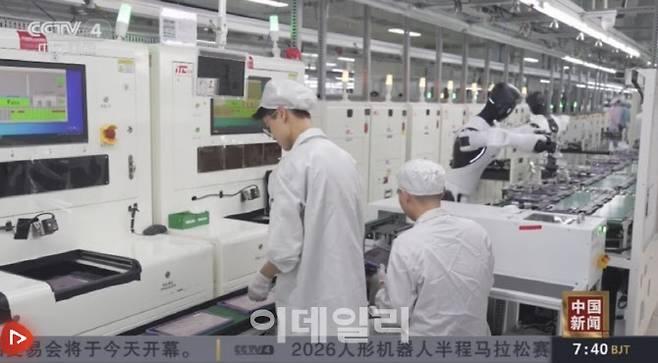 중국 남부 장시성 난창의 한 공장에서 휴머노이드 로봇이 사람들과 함께 작업하고 있다. (사진=중국 CCTV 화면 갈무리)