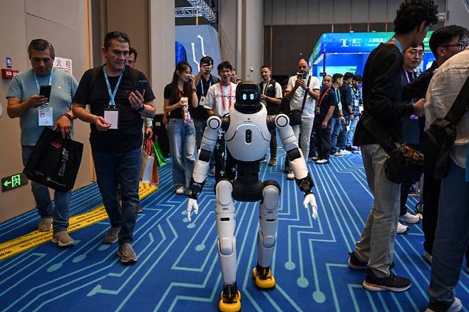 지난 15일 중국 남부 광둥성 광저우에서 열린 중국 수출입 박람회에서 애지봇의 휴머노이드 로봇 모델이 박람회장 내부를 걷고 있다. (사진=AFP)