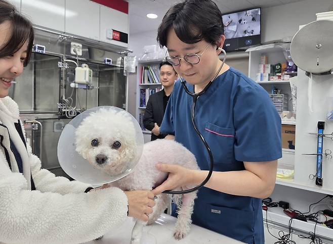 최기현 원장은 '수의사의 본질은 결국 진료와 치료에 있다'는 초심을 잃지 않기 위해 경영을 하면서도 진료를 놓지 않고 있다. ⓒ 뉴스1 한송아 기자