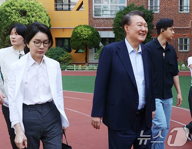 윤석열 전 대통령과 김건희 여사가 제 21대 대통령 선거일인 2025년 6월 3일 오전 서울 서초구 원명초등학교에 마련된 서초4동 제3투표소에서 투표를 마치고 이동하고 있다. (공동취재) 2025.6.3 ⓒ 뉴스1 김명섭 기자