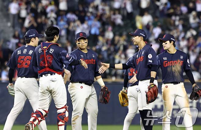 15일 서울 송파구 잠실야구장에서 열린 '2026 신한 SOL KBO리그' 열린 롯데자이언츠와 LG트윈스의 경기에서 2:0으로 승리한 롯데 선수들이 기쁨을 나누고 있다. 2026.4.15 ⓒ 뉴스1 최지환 기자