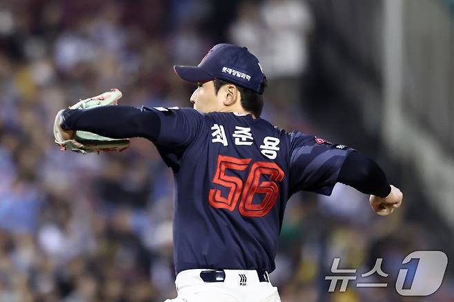 15일 서울 송파구 잠실야구장에서 열린 '2026 신한 SOL KBO리그' 열린 롯데자이언츠와 LG트윈스의 경기, 9회말 등판한 롯데 최준용이 역투하고 있다. 2026.4.15 ⓒ 뉴스1 최지환 기자