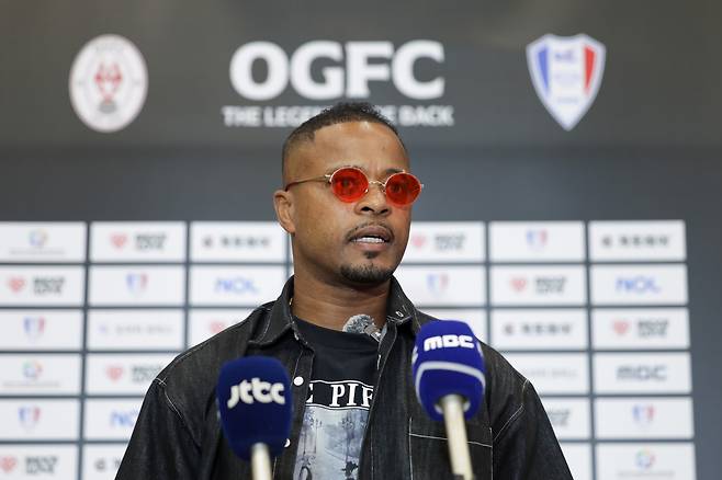 파트리스 에브라가 16일 오후 인천국제공항에 입국해 취재진 질문에 답하고 있다. (슛포러브 제공)