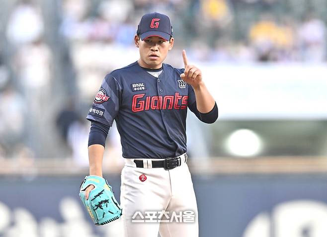 롯데 선발투수 김진욱이 15일 서울 잠실구장에서 열린 2026 KBO리그 LG전에서 연습구 1개 더 던지겠다는 사인을 보내고 있다. 잠실 | 최승섭기자 thunder@sportsseoul.com