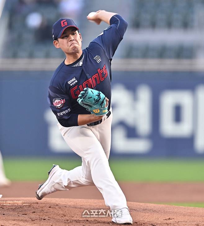 롯데 선발투수 김진욱이 15일 서울 잠실구장에서 열린 2026 KBO리그 LG전에서 역투하고 있다. 잠실 | 최승섭기자 thunder@sportsseoul.com