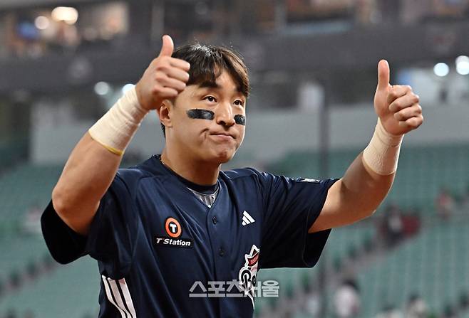 한화에서 두산으로 전격 트레이드 된 손아섭이 14일 문학구장에서 열린 2026 KBO리그 SSG와 경기에서 3타수 1안타(1홈런) 2타점 2득점을 기록하며 팀 승리를 이끈 뒤 이름을 연호하는 팬들을 향해 인사를 하고 있다. 문학 | 박진업 기자 upandup@sportsseoul.com