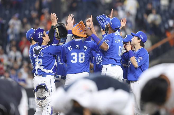 삼성 선수들이 15일 대전 한화생명 볼파크에서 열린 2026 KBO리그 정규시즌 한화와 경기에서 승리한 후 세니머니 하고 있다. 사진 | 삼성 라이온즈