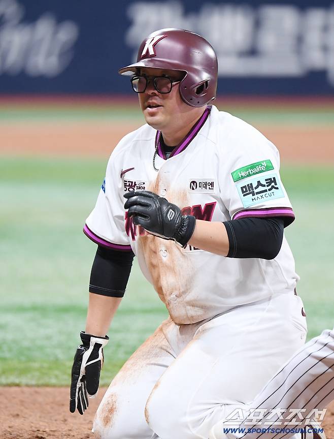 5일 서울 고척스카이돔에서 열린 LG-키움전. 8회말 무사 1루 최주환의 우익수 플라이 때 황급히 귀루한 안치홍이 안도하고 있다. 정재근 기자 cjg@sportschosun.com/2026.4.5/