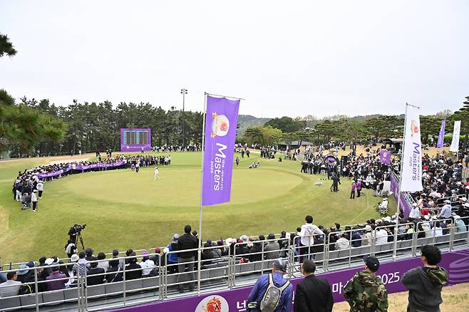 축제의 분위기로 대회의 마지막을 장식하는 대회코스 18번홀 전경. 사진제공:브리온컴퍼니