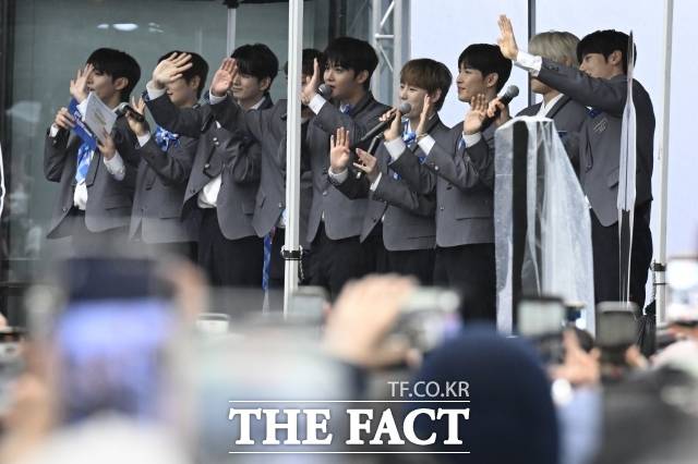 워너원(Wanna One) 멤버들의 데뷔 당시와 현재를 비교한 사진이 공개됐다. 사진은 지난 6일 워너원(Wanna One)이 서울 마포구 상암동 DMC 문화공원에서 열린 오프닝 세리머니 행사에 참석해 팬들에게 인사를 하는 모습. /송호영 기자