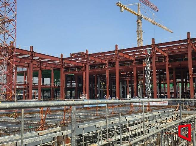 대한항공 신 엔진 정비 공장 증축 공사 현장. 신 엔진 정비 공장은 공사비 5780억원을 투입해 연면적 14만211.73㎡, 축구장 20개를 합친 규모로 만들어진다. 최영찬 기자