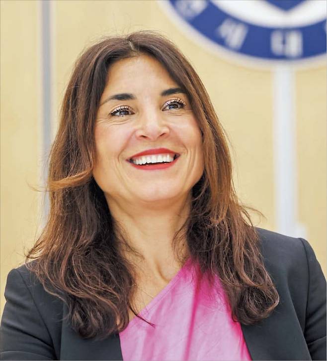 에리카 파스트라나 네이처 리서치·리뷰 저널 부사장이 지난 13일 서울 연세대에서 본지와 인터뷰를 하고 있다. /장련성 기자