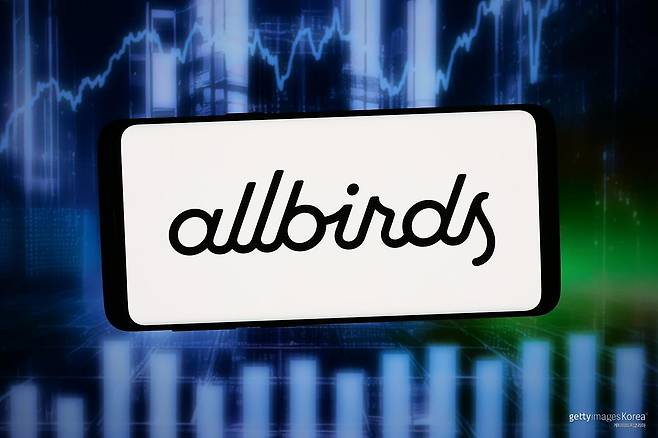 올버즈(Allbirds) 로고 뒤로 주가 상승 그래프가 나타나 있다. 회사가 AI 사업 전환을 선언한 뒤 하루 만에 주가가 582% 급등했다. Getty Images