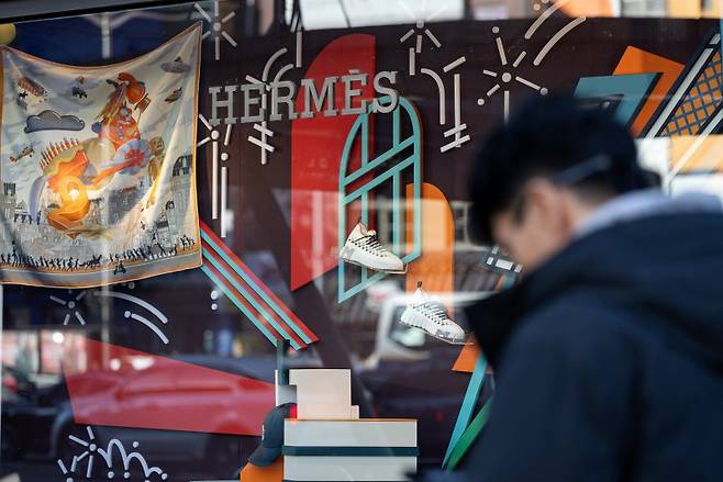 서울의 한 에르메스 매장 앞을 시민이 지나가고 있다. 뉴스1