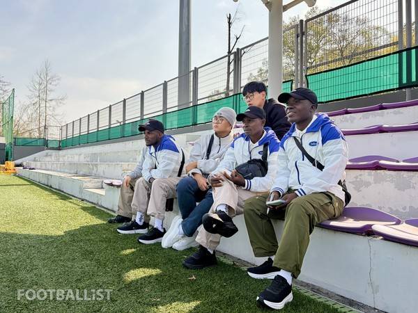 FC안양 팀 훈련을 지켜보는 치주물루유나이티드 코치진. 김진혁 기자