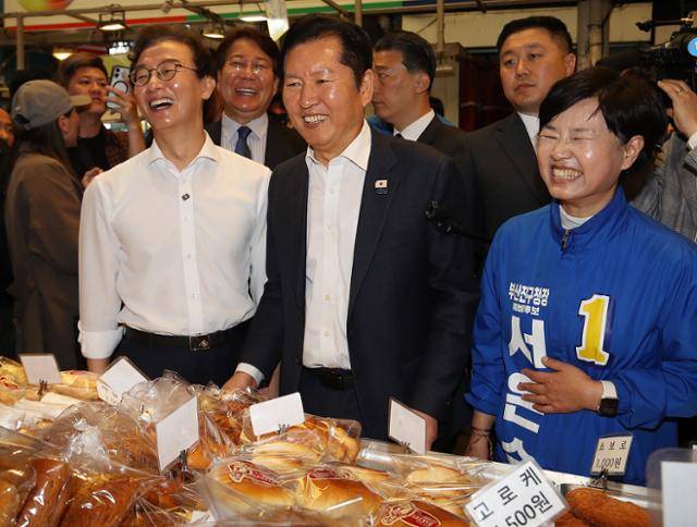 정청래 더불어민주당 대표와 전재수 부산시장 후보가 15일 부산 부산진구 부전시장을 찾아 상인과 인사하고 있다. 뉴스1