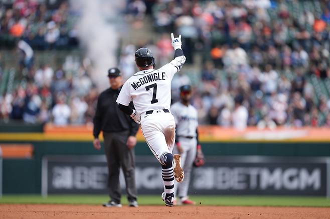<yonhap photo-1727=""> Detroit Tigers' Kevin McGonigle celebrates his home run against the Miami Marlins during the fifth inning of a baseball game Sunday, April 12, 2026, in Detroit. (AP Photo/Paul Sancya)/2026-04-13 04:57:48/ <저작권자 ⓒ 1980~2026 ㈜연합뉴스. 무단 전재 재배포 금지, AI 학습 및 활용 금지></yonhap>