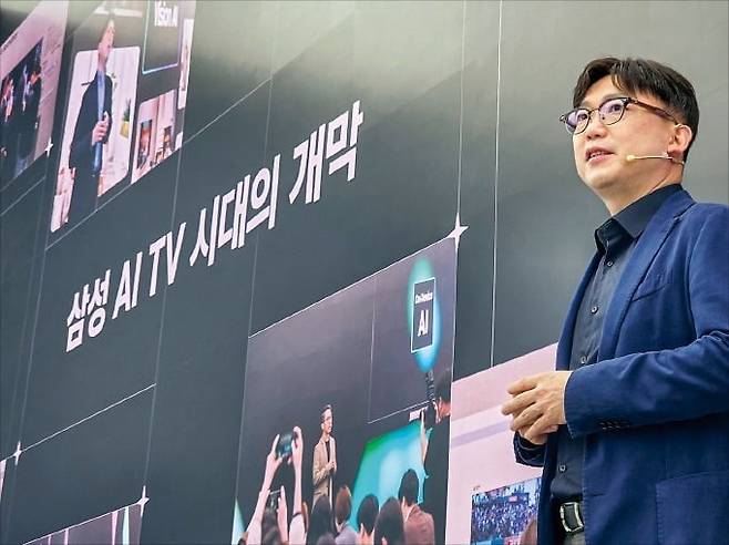 용석우 삼성전자 영상디스플레이사업부장(사장)이 15일 서울 서초동 삼성 강남에서 2026년형 마이크로 RGB TV를 발표하고 있다. /연합뉴스