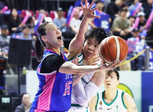 용인 삼성생명 배혜윤(왼쪽)이 'BNK 금융 2025-2026 여자프로농구’ 챔피언결정전 키 플레이어로 주목받고 있다.연합뉴스