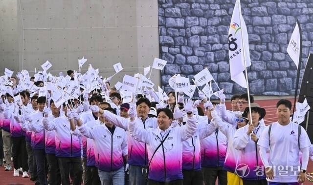 16일 광주시 G-스타디움에서 열린 '제72회 경기도체육대회'에서 기수단이 입장하고 있다. 홍기웅기자