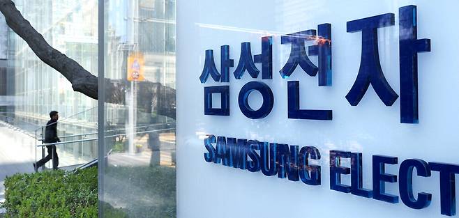 서울 서초구 삼성전자 서초사옥에서 한 직원이 이동하고 있다. 삼성전자는 2026년 1분기 연결 기준 매출이 133조원, 영업이익은 57조2000억원으로 잠정 집계됐다고 7일 공시했다.