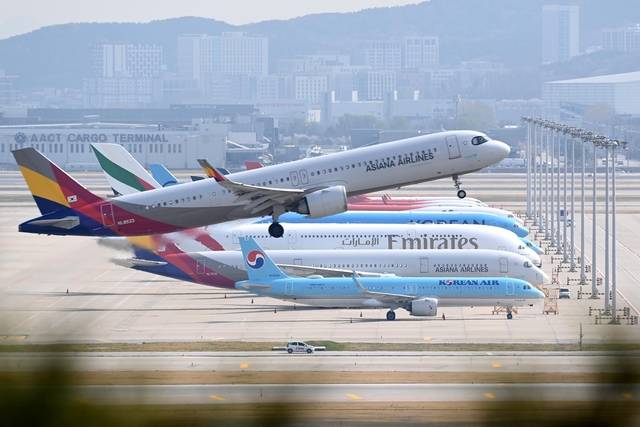 고유가에 ‘날개 접을 판’ : 미국·이란 전쟁 탓에 오는 5월 발권하는 국제선 항공권에 부과되는 유류할증료가 역대 최고 단계인 33단계(배럴당 470센트 이상)로 치솟은 가운데 16일 인천국제공항 활주로에서 비행기가 이륙하고 있다. 문호남 기자