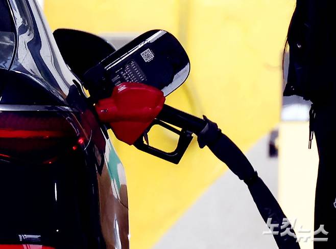 서울시내 한 주유소에서 시민들이 주유를 하고 있다. 황진환 기자