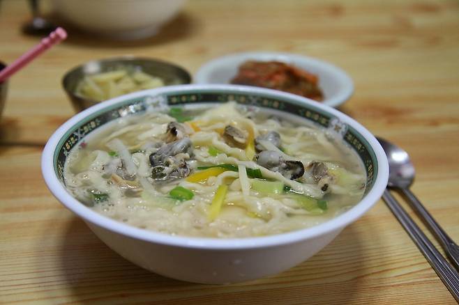 서민들의 대표 메뉴인 칼국수가 원자재 및 인건비 상승으로 인해 가격이 오르며 직장인들의 점심 한 끼 부담이 커지고 있다. 픽사베이