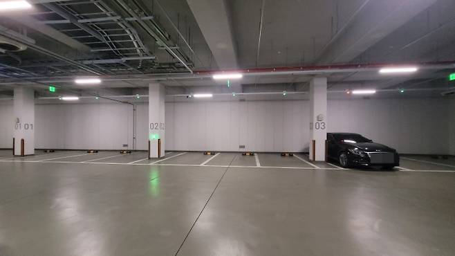공공기관 차량 2부제 시행 첫날인 지난 8일 출근 시간대가 끝난 오전 10시 30분 꽉차 있던 평소와 달리 정부세종청사 13동 지하 주차장 한 면에 차량 한 대를 제외하고는 텅 비어 있다.