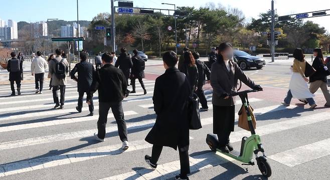 공공기관 차량 2부제 시행, 도보로 출근하는 공무원들 - 공공기관 차량2부제 가 실시된 지난 8일 오전 세종시 정부세종청사 공무원들이 개인형 이동장치를 이용하거나 도보로 출근길을 서두르고 있다. 뉴스1