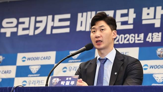 남자 프로배구 우리카드 박철우 감독이 16일 서울 중구 프레스센터에서 열린 취임 기자회견에서 취재진 질문에 답하고 있다. 연합뉴스