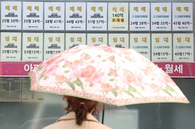 지난 5일 한 시민이 서울 강남구의 한 부동산 중개업소에 붙은 매물 리스트를 안내문을 들여다보고 있다. /연합뉴스