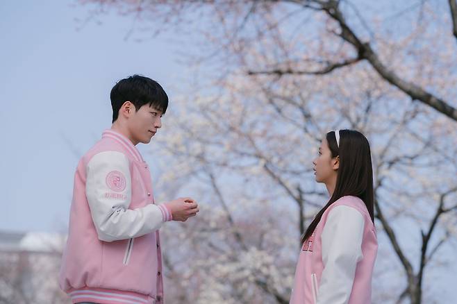 넷플릭스 드라마 <월간 남친>은 ‘가상 연애 구독 서비스’라는 소재로 인기를 모았다. ⓒ넷플릭스 제공