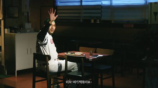 롯데 외국인 타자 빅터 레이예스가 청량음료 광고서 연기를 선보이고 있다. 사진출처|롯데칠성음료 유튜브 캡처
