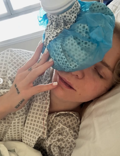 ▲ 이탈리아 밀라노 아이스스케이팅 아레나에서 열린 2026 밀라노ㆍ코르티나담페초 동계올림픽 쇼트트랙 여자 1,500m 준준결승에서 폴란드 카밀라 셀리에르는 산토스-그리즈월드의 스케이트 날에 왼쪽 눈 부위를 긁혀 출혈 증세를 보였고 한동안 일어나지 못하다가 들것에 실려나갔다.