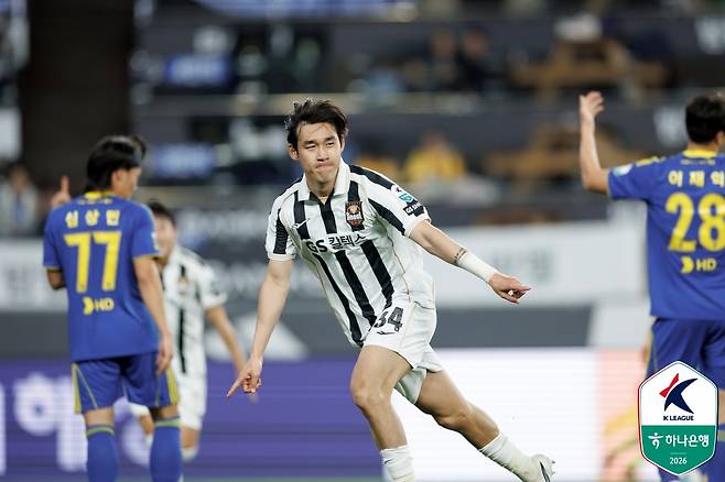FC서울 송민규가 15일 울산 문수축구경기장에서 열린 울산 HD전에서 골을 터뜨린 뒤 골 세리머니를 하고 있다. /사진=한국프로축구연맹 제공