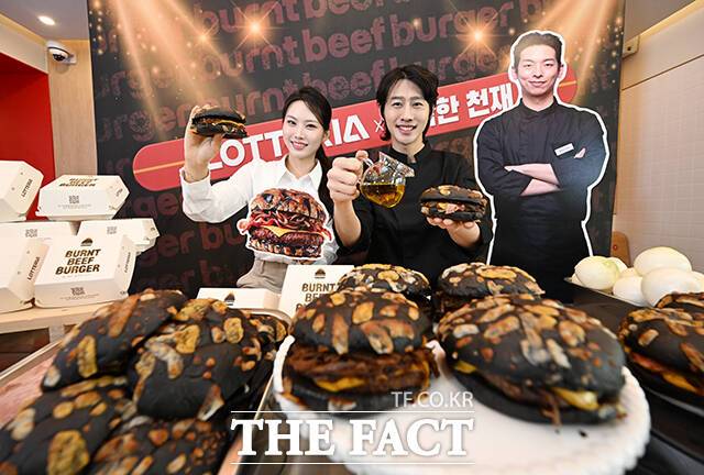 17일 오전 서울 용산구 롯데리아 숙대입구역점에서 신제품 '번트 비프버거' 출시 행사가 열린 가운데 모델들이 신제품을 선보이고 있다. /박헌우 기자