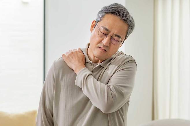 봄에는 일교차가 커지면서 혈액순환이 저하되고 근육과 관절의 유연성이 떨어져 오십견 증상이 악화되기 쉽다./사진=클립아트코리아