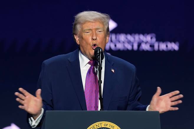 도널드 트럼프 미국 대통령이 17일 애리조나주에서 열린 보수단체 '터닝포인트 USA' 행사에서 연설하고 있다./AP 연합뉴스