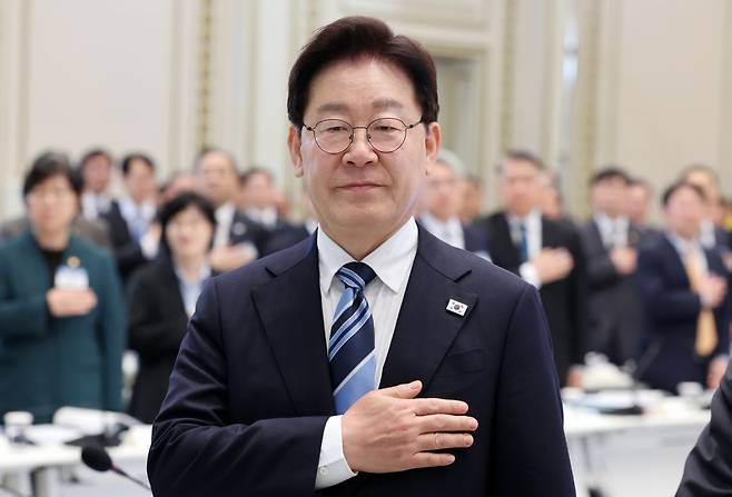 이재명 대통령이 17일 청와대 영빈관에서 열린 공공기관 및 유관기관 업무보고에서 국민의례를 하고 있다. 연합뉴스