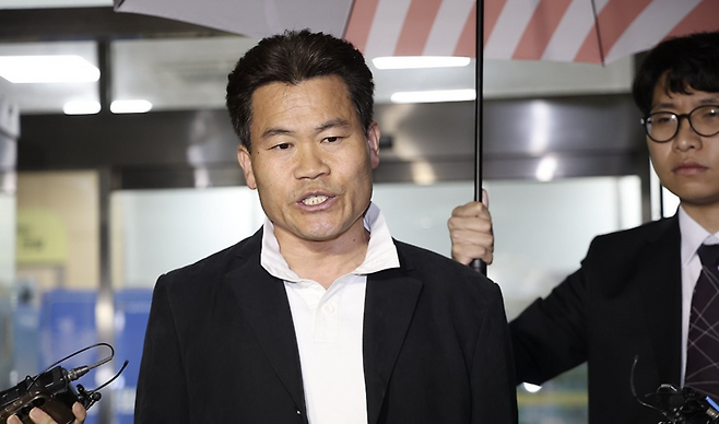 ▲ 이재명 대통령과 개혁신당 이준석 대표 명예를 훼손한 혐의로 경찰 수사를 받아온 한국사 강사 출신 유튜버 전한길(본명 전유관)씨가 지난 16일 구속 전 피의자 심문(영장실질심사) 기각 뒤 서울 영등포구 영등포경찰서를 나서며 취재진 질문에 답하고 있다./연합뉴스