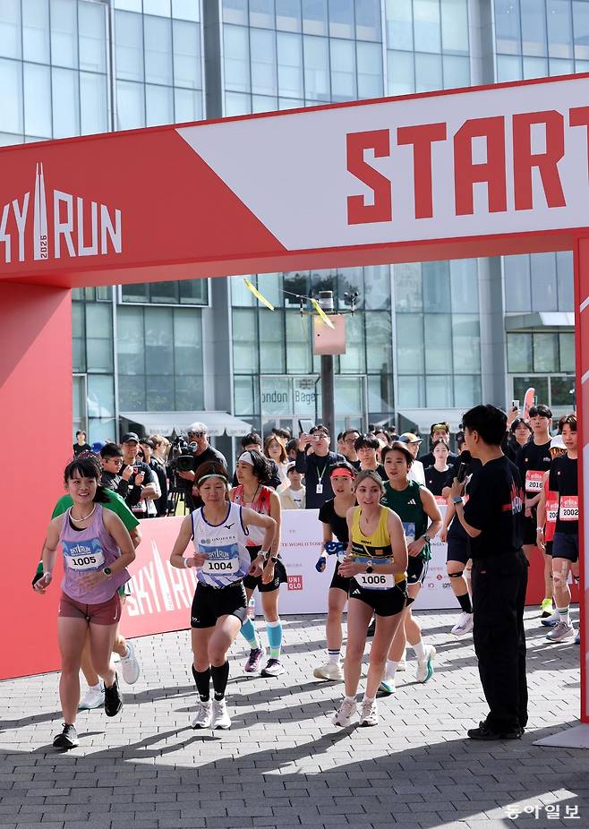 19일 서울 송파구 롯데월드타워에서 열린 ‘2026 롯데월드타워 스카이런’에서 여성 엘리트 선수들이 힘차게 출발하고 있다. 변영욱 기자 cut@donga.com