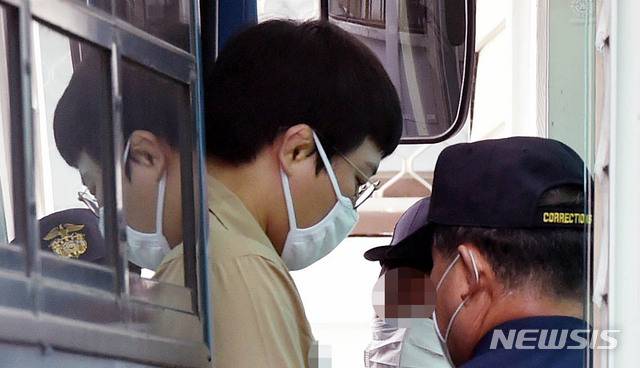 미성년자를 성폭행한 혐의로 구속 기소된 왕기춘 전 유도 국가대표가 2020년 6월 26일 오전 재판을 받기 위해 버스에서 내리고 있는 모습. /사진=뉴시스