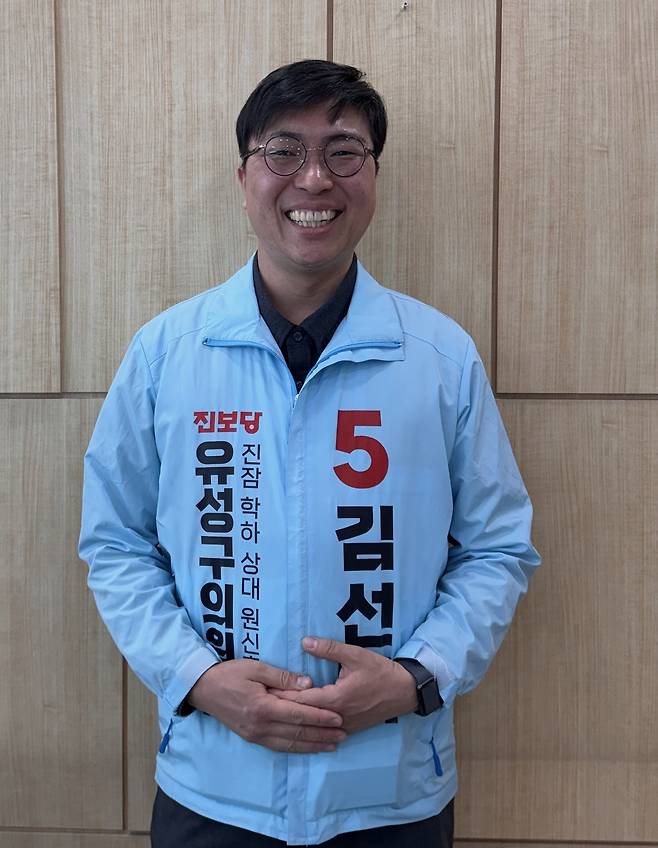 6·3지방선거에서 대전 유성구의원에 도전장을 낸 김선재 진보당 예비후보가 “현장과 행정의 괴리를 줄이겠다”고 강조하고 있다. 강은선 기자