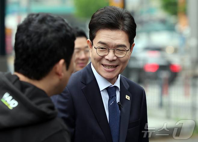 정원오 더불어민주당 서울시장 후보가 20일 오후 서울 성동구 금호스포츠센터 주차장에서 열린 찾아가는 서울人터뷰 '장애인 콜택시편'에서 장애인 콜택시 업체 대표와 대화를 나누고 있다. 2026.4.20 ⓒ 뉴스1 김진환 기자