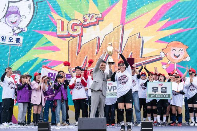 구미 낙동강 체육공원에서 18일 열린 LG주부배구대회에서 장기수 사무국장과 우승팀 임오동 선수들이 우승 트로피를 들어올리며 기뻐하고 있다. LG경북협의회 제공
