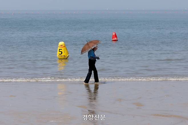 인천 을왕리해수욕장에서 관광객들이 양산을 쓴 채 바다에서 더위를 식히고 있다. 문재원 기자