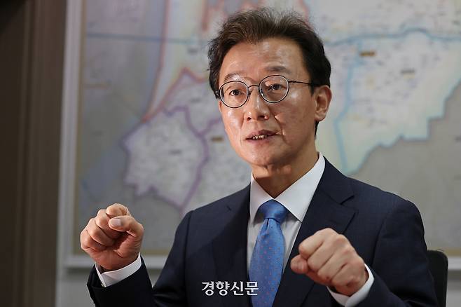 더불어민주당 부산시장 후보인 전재수 의원이 21일 국회의원회관에서 기자와 인터뷰하고 있다. 정효진 기자